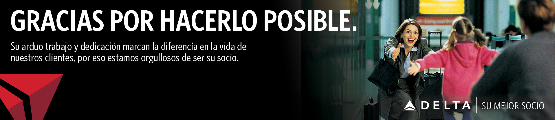 mama encontrandose con hija en el aeropuerto